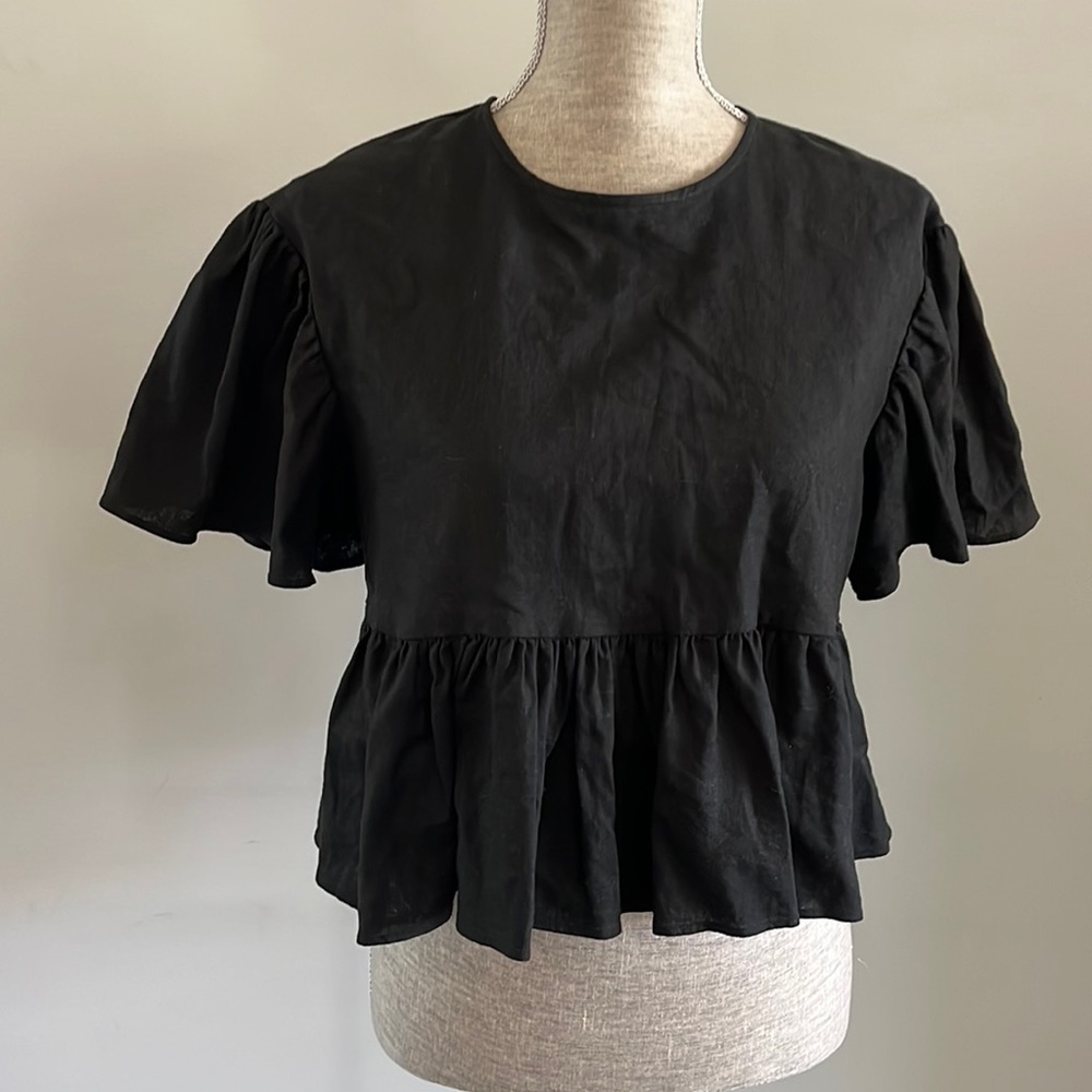 K/LAB size Large black cropped blouse with 🔑 hole back. Linen blend.